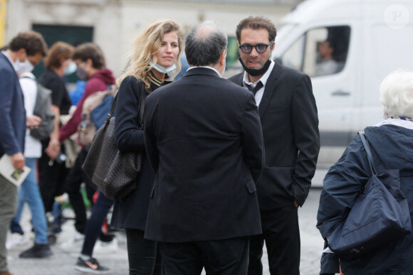 Exclusif - Nicolas Bedos et Pauline Desmonts, Raphaël Mezrahi - Sorties de la messe hommage à Jean-Loup Dabadie en l'église Saint-Germain-des-Prés à Paris le 23 septembre 2020. 