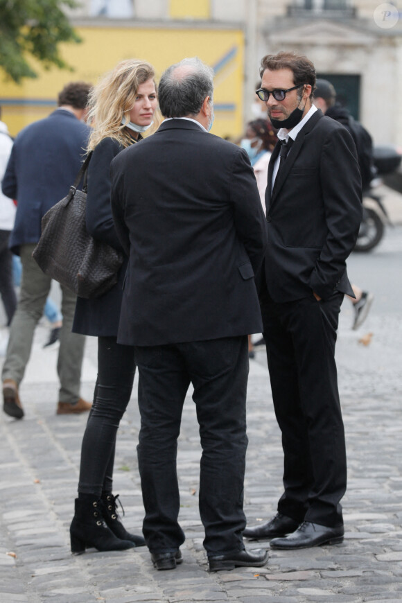 Exclusif - Nicolas Bedos et Pauline Desmonts, Raphaël Mezrahi - Sorties de la messe hommage à Jean-Loup Dabadie en l'église Saint-Germain-des-Prés à Paris le 23 septembre 2020. 