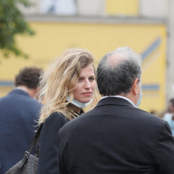 Exclusif - Nicolas Bedos et Pauline Desmonts, Raphaël Mezrahi - Sorties de la messe hommage à Jean-Loup Dabadie en l'église Saint-Germain-des-Prés à Paris le 23 septembre 2020. 