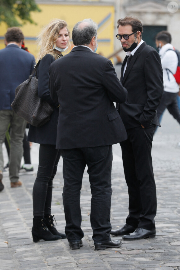 Exclusif - Nicolas Bedos et Pauline Desmonts, Raphaël Mezrahi - Sorties de la messe hommage à Jean-Loup Dabadie en l'église Saint-Germain-des-Prés à Paris le 23 septembre 2020. 