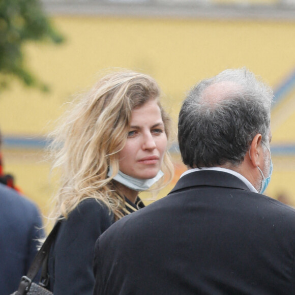 Exclusif - Nicolas Bedos et Pauline Desmonts, Raphaël Mezrahi - Sorties de la messe hommage à Jean-Loup Dabadie en l'église Saint-Germain-des-Prés à Paris le 23 septembre 2020. 