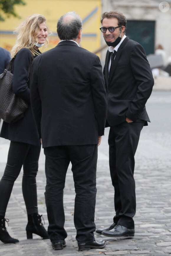 Exclusif - Nicolas Bedos et Pauline Desmonts, Raphaël Mezrahi - Sorties de la messe hommage à Jean-Loup Dabadie en l'église Saint-Germain-des-Prés à Paris le 23 septembre 2020. 