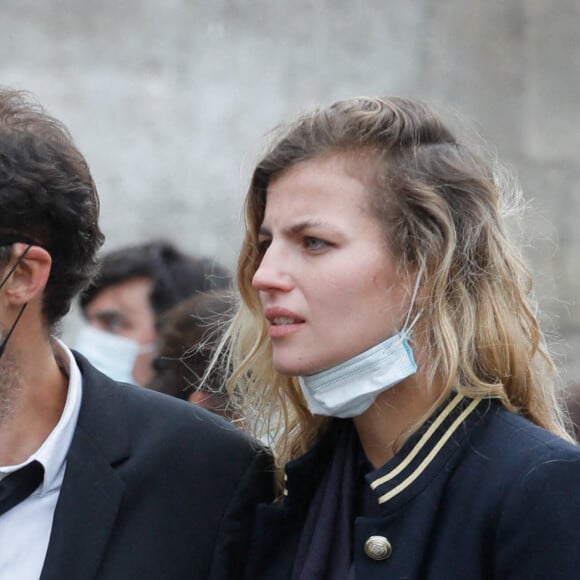 Exclusif - Nicolas Bedos et Pauline Desmonts - Sorties de la messe hommage à Jean-Loup Dabadie en l'église Saint-Germain-des-Prés à Paris le 23 septembre 2020. 