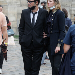 Exclusif - Nicolas Bedos et Pauline Desmonts - Sorties de la messe hommage à Jean-Loup Dabadie en l'église Saint-Germain-des-Prés à Paris le 23 septembre 2020. 