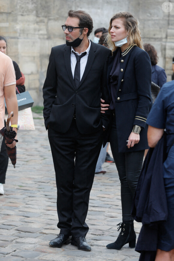 Exclusif - Nicolas Bedos et Pauline Desmonts - Sorties de la messe hommage à Jean-Loup Dabadie en l'église Saint-Germain-des-Prés à Paris le 23 septembre 2020. 