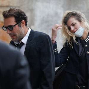 Exclusif - Nicolas Bedos arrive à trottinette etrejoint Pauline Desmonts pour l'hommage à Jean-Loup Dabadie en l'église Saint-Germain-des-Prés à Paris le 23 septembre 2020.