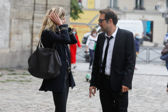 Exclusif - Nicolas Bedos arrive à trottinette et rejoint Pauline Desmonts pour l'hommage à Jean-Loup Dabadie en l'église Saint-Germain-des-Prés à Paris le 23 septembre 2020.