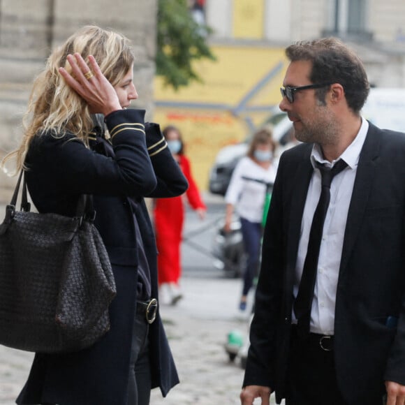 Exclusif - Nicolas Bedos arrive à trottinette et rejoint Pauline Desmonts pour l'hommage à Jean-Loup Dabadie en l'église Saint-Germain-des-Prés à Paris le 23 septembre 2020.