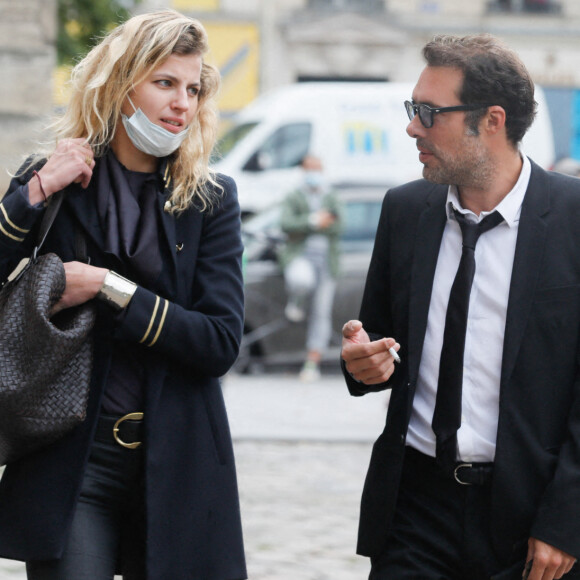 Exclusif - Nicolas Bedos arrive à trottinette et rejoint Pauline Desmonts pour l'hommage à Jean-Loup Dabadie en l'église Saint-Germain-des-Prés à Paris le 23 septembre 2020. C'est la première apparition officielle du couple. 