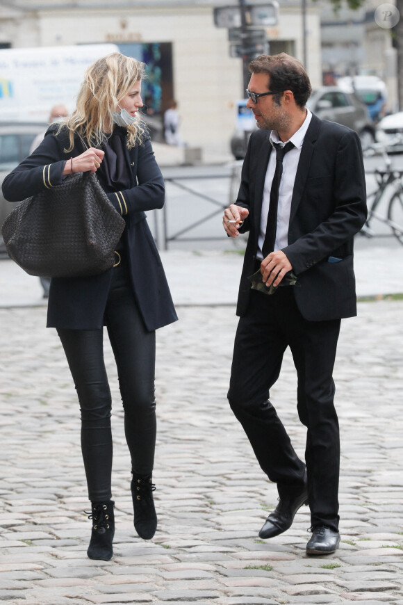 Exclusif - Nicolas Bedos arrive à trottinette et rejoint Pauline Desmonts pour l'hommage à Jean-Loup Dabadie en l'église Saint-Germain-des-Prés à Paris le 23 septembre 2020.