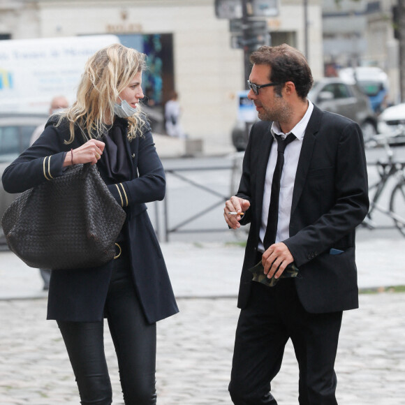 Exclusif - Nicolas Bedos arrive à trottinette et rejoint Pauline Desmonts pour l'hommage à Jean-Loup Dabadie en l'église Saint-Germain-des-Prés à Paris le 23 septembre 2020.