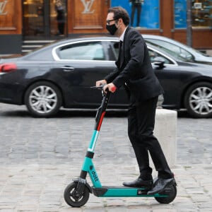 Exclusif - Nicolas Bedos arrive à trottinette et rejoint Pauline Desmonts pour l'hommage à Jean-Loup Dabadie en l'église Saint-Germain-des-Prés à Paris le 23 septembre 2020.