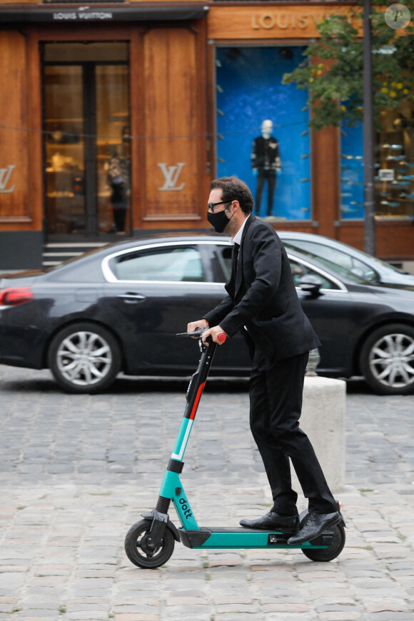 Exclusif - Nicolas Bedos arrive à trottinette et rejoint Pauline Desmonts pour l'hommage à Jean-Loup Dabadie en l'église Saint-Germain-des-Prés à Paris le 23 septembre 2020.