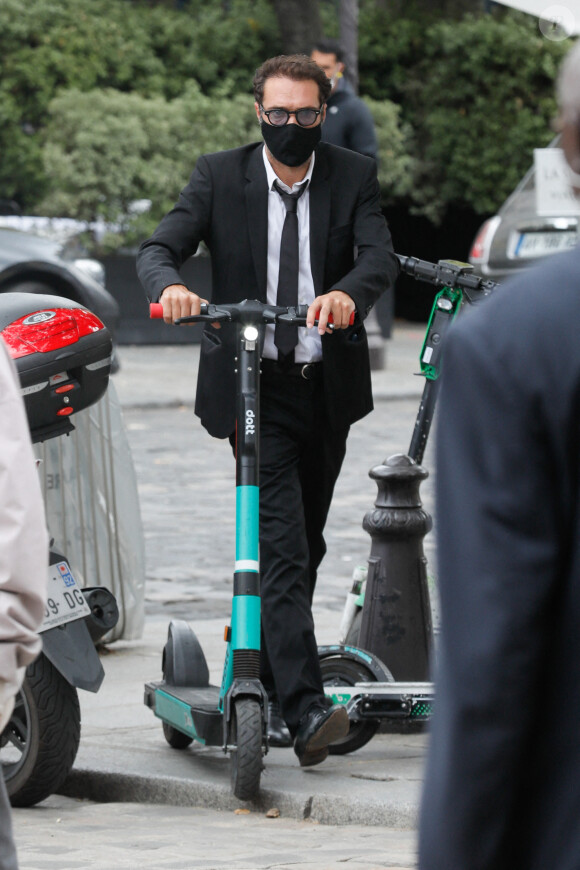 Exclusif - Nicolas Bedos arrive à trottinette et rejoint Pauline Desmonts pour l'hommage à Jean-Loup Dabadie en l'église Saint-Germain-des-Prés à Paris le 23 septembre 2020.