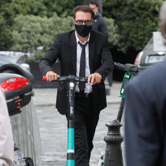 Exclusif - Nicolas Bedos arrive à trottinette et rejoint Pauline Desmonts pour l'hommage à Jean-Loup Dabadie en l'église Saint-Germain-des-Prés à Paris le 23 septembre 2020.