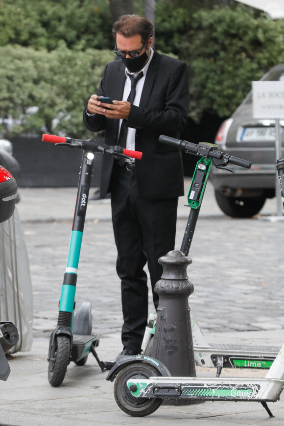 Exclusif - Nicolas Bedos arrive à trottinette et rejoint Pauline Desmonts pour l'hommage à Jean-Loup Dabadie en l'église Saint-Germain-des-Prés à Paris le 23 septembre 2020.