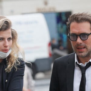 Exclusif  - Nicolas Bedos arrive à trottinette et rejoint Pauline Desmonts pour l'hommage à Jean-Loup Dabadie en l'église Saint-Germain-des-Prés à Paris le 23 septembre 2020.