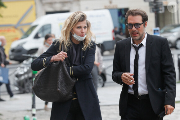 Exclusif  - Nicolas Bedos arrive à trottinette et rejoint Pauline Desmonts pour l'hommage à Jean-Loup Dabadie en l'église Saint-Germain-des-Prés à Paris le 23 septembre 2020.