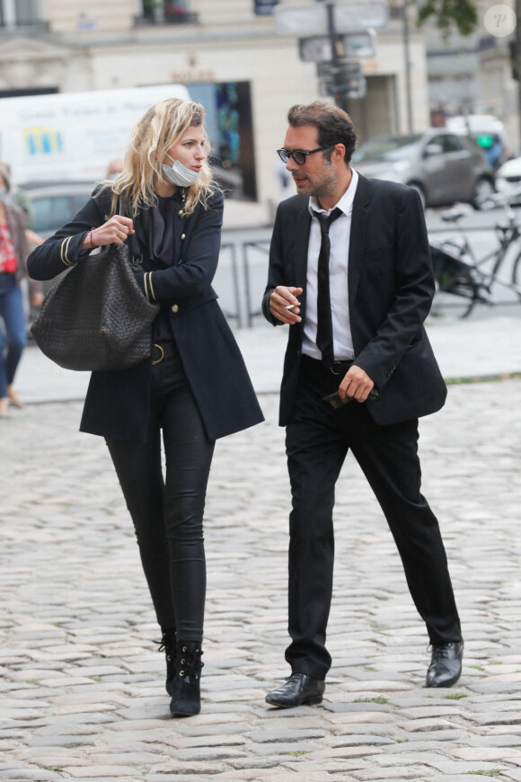 Exclusif - Nicolas Bedos arrive à trottinette et rejoint Pauline Desmonts pour l'hommage à Jean-Loup Dabadie en l'église Saint-Germain-des-Prés à Paris le 23 septembre 2020.