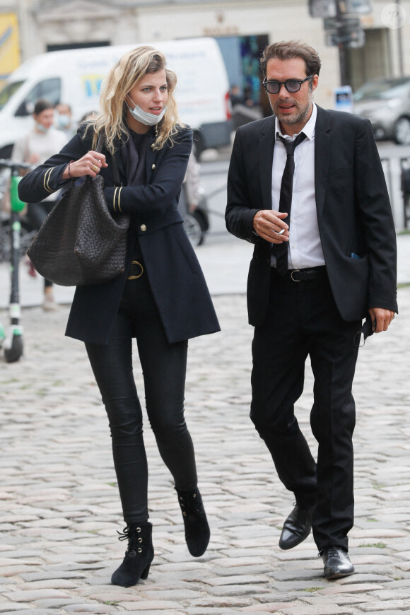 Exclusif - Nicolas Bedos arrive à trottinette et rejoint Pauline Desmonts pour l'hommage à Jean-Loup Dabadie en l'église Saint-Germain-des-Prés à Paris le 23 septembre 2020.