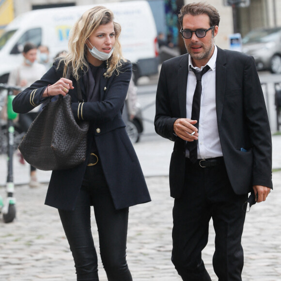 Exclusif - Nicolas Bedos arrive à trottinette et rejoint Pauline Desmonts pour l'hommage à Jean-Loup Dabadie en l'église Saint-Germain-des-Prés à Paris le 23 septembre 2020.