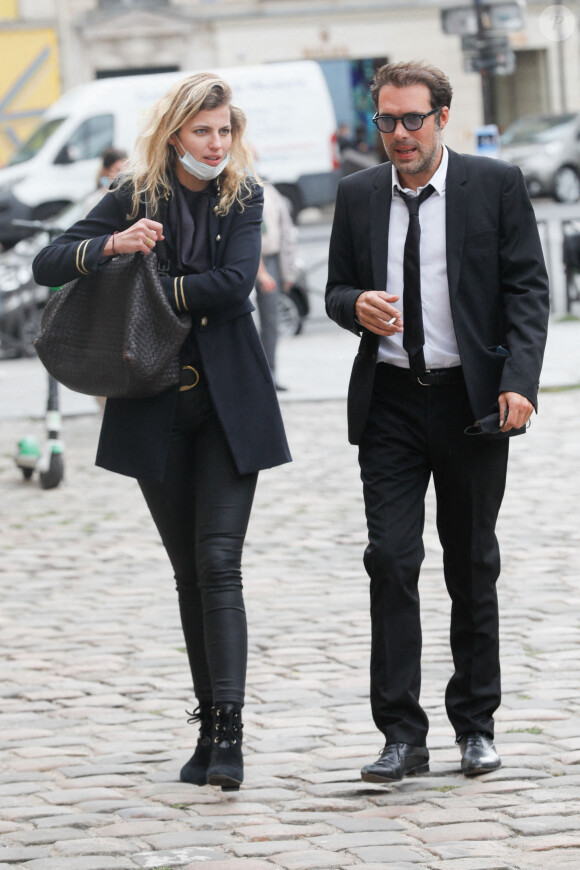 Exclusif - Nicolas Bedos arrive à trottinette et rejoint Pauline Desmonts pour l'hommage à Jean-Loup Dabadie en l'église Saint-Germain-des-Prés à Paris le 23 septembre 2020.