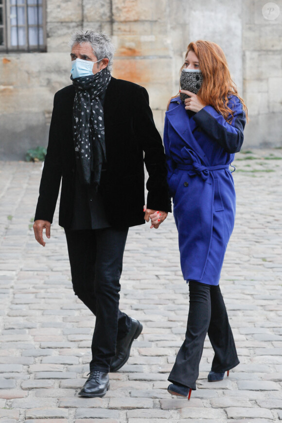 Exclusif - Julien Clerc et sa femme Hélène Grémillon - Arrivées à la messe hommage à Jean-Loup Dabadie en l'église Saint-Germain-des-Prés à Paris le 23 septembre 2020. 