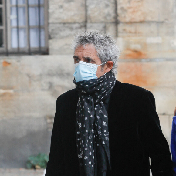 Exclusif - Julien Clerc et sa femme Hélène Grémillon - Arrivées à la messe hommage à Jean-Loup Dabadie en l'église Saint-Germain-des-Prés à Paris le 23 septembre 2020. 