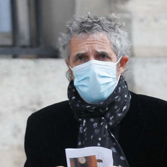 Exclusif - Julien Clerc - Sorties de la messe hommage à Jean-Loup Dabadie en l'église Saint-Germain-des-Prés à Paris le 23 septembre 2020. 