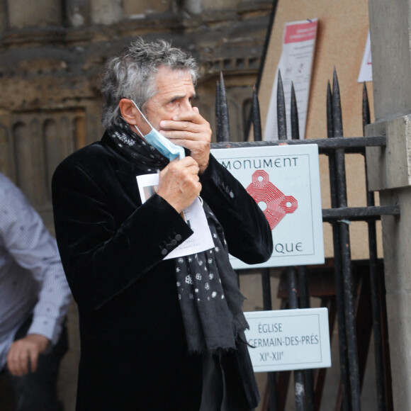 Exclusif - Julien Clerc - Sorties de la messe hommage à Jean-Loup Dabadie en l'église Saint-Germain-des-Prés à Paris le 23 septembre 2020. 