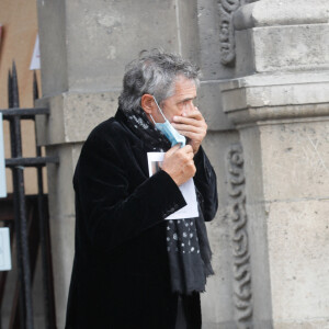 Exclusif - Julien Clerc - Sorties de la messe hommage à Jean-Loup Dabadie en l'église Saint-Germain-des-Prés à Paris le 23 septembre 2020. 