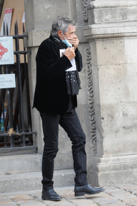 Exclusif - Julien Clerc - Sorties de la messe hommage à Jean-Loup Dabadie en l'église Saint-Germain-des-Prés à Paris le 23 septembre 2020. 