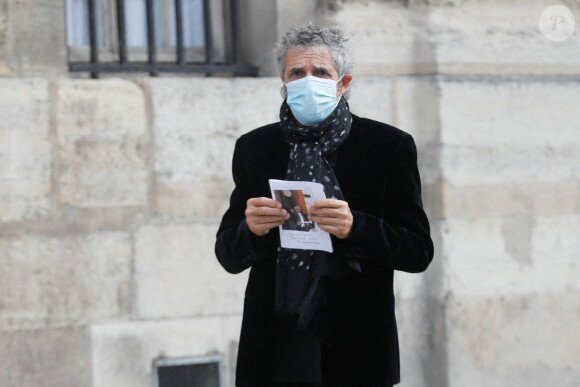 Exclusif - Julien Clerc - Sorties de la messe hommage à Jean-Loup Dabadie en l'église Saint-Germain-des-Prés à Paris le 23 septembre 2020. 