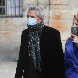 Exclusif - Julien Clerc et sa femme Hélène Grémillon - Arrivées à la messe hommage à Jean-Loup Dabadie en l'église Saint-Germain-des-Prés à Paris le 23 septembre 2020. 