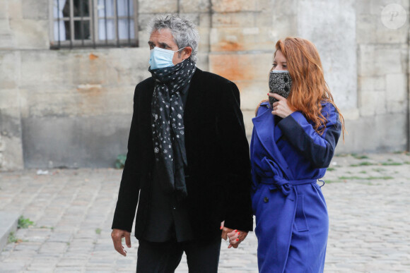 Exclusif - Julien Clerc et sa femme Hélène Grémillon - Arrivées à la messe hommage à Jean-Loup Dabadie en l'église Saint-Germain-des-Prés à Paris le 23 septembre 2020. 