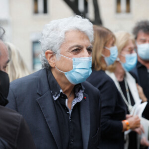 Exclusif - Enrico Macias - Sorties de la messe hommage à Jean-Loup Dabadie en l'église Saint-Germain-des-Prés à Paris le 23 septembre 2020. 