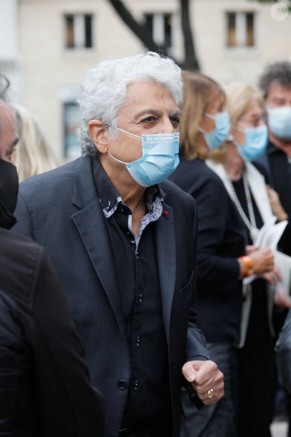 Exclusif - Enrico Macias - Sorties de la messe hommage à Jean-Loup Dabadie en l'église Saint-Germain-des-Prés à Paris le 23 septembre 2020. 