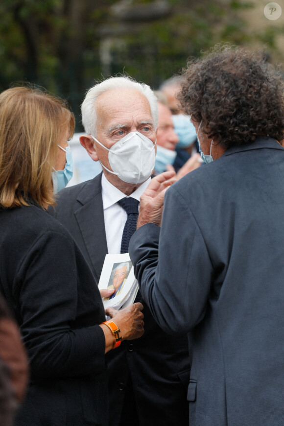 Exclusif - Philippe Labro - Sorties de la messe hommage à Jean-Loup Dabadie en l'église Saint-Germain-des-Prés à Paris le 23 septembre 2020. 