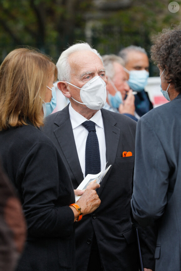 Exclusif - Philippe Labro - Sorties de la messe hommage à Jean-Loup Dabadie en l'église Saint-Germain-des-Prés à Paris le 23 septembre 2020. 