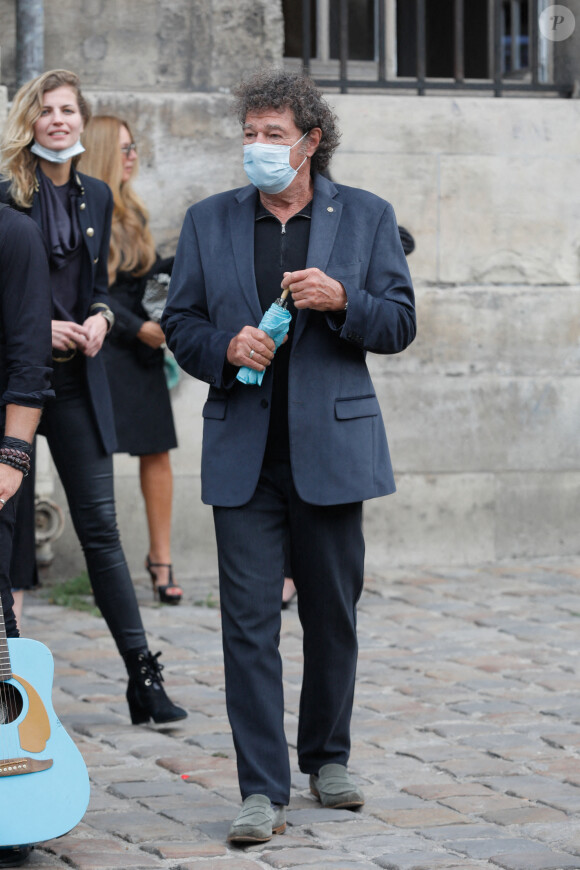 Exclusif - Robert Charlebois - Sorties de la messe hommage à Jean-Loup Dabadie en l'église Saint-Germain-des-Prés à Paris le 23 septembre 2020. 