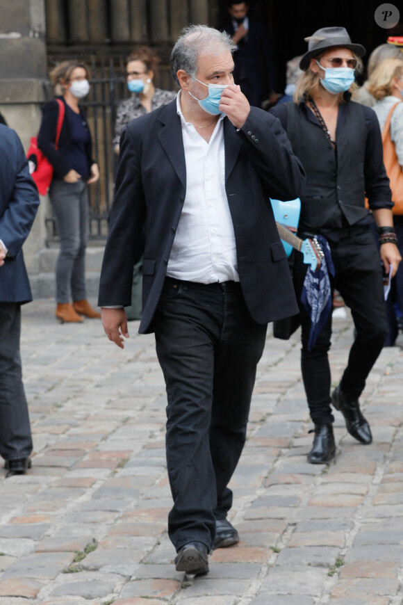 Exclusif - Raphaël Mezrahi - Sorties de la messe hommage à Jean-Loup Dabadie en l'église Saint-Germain-des-Prés à Paris le 23 septembre 2020. 