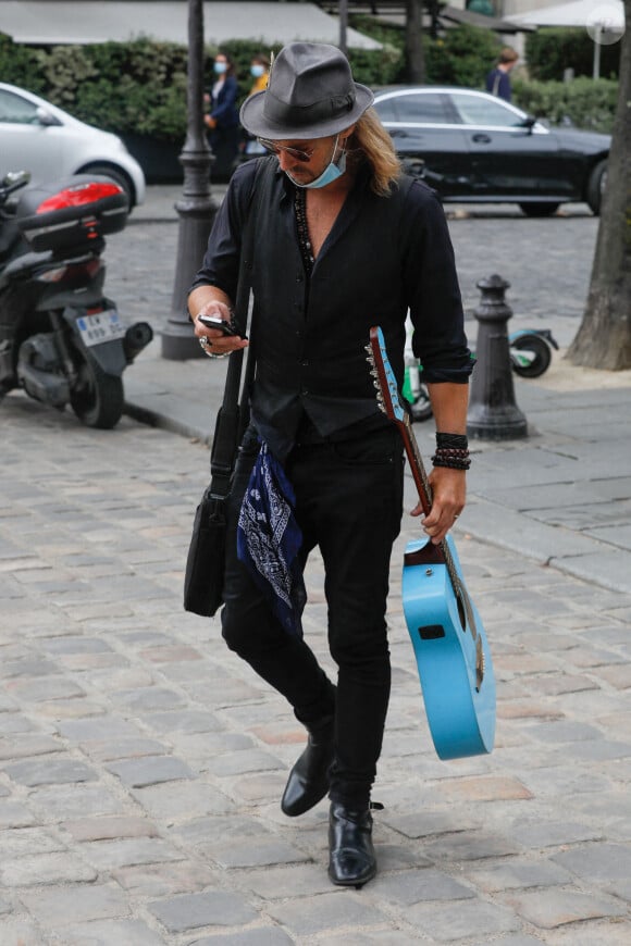 Exclusif - ChardRy "l'homme à la guitare bleue" - Arrivées à la messe hommage à Jean-Loup Dabadie en l'église Saint-Germain-des-Prés à Paris le 23 septembre 2020. 