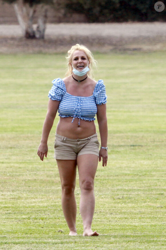 Exclusif - Britney Spears et son compagnon Sam Asghari sortent de leur confinement pour une journée shopping et sportive à Los Angeles le 16 juin 2020.d-19.