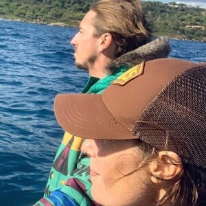 Alessandra Sublet et son compagnon Jordan lors du virée en bateau le 3 octobre 2020.