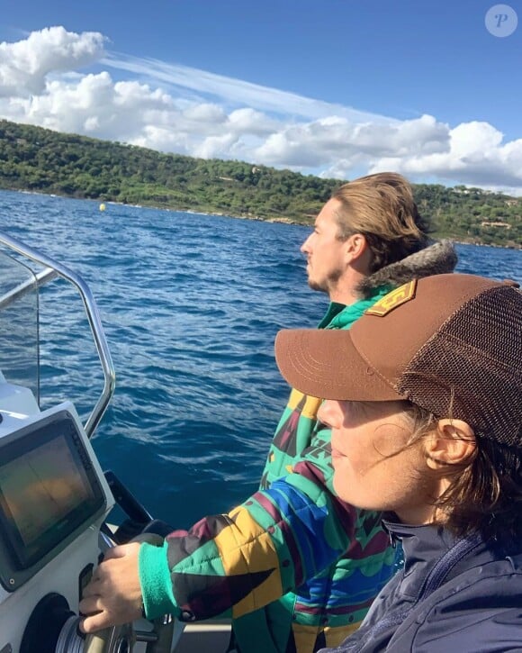 Alessandra Sublet et son compagnon Jordan lors du virée en bateau le 3 octobre 2020.