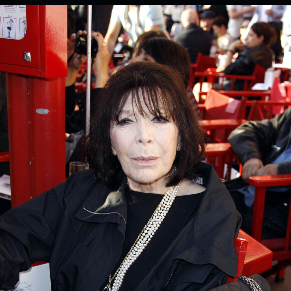 JULIETTE GRECO - CHANEL PRESENTE LA NOUVELLE COLLECTION "CROISIERE 2010" SUR LE PORT DE SAINT TROPEZ 