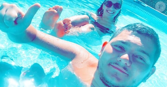 Aubin de "Koh-Lanta" et sa fiancée Ela à la piscine, dans le Gers, le 14 juillet 2020