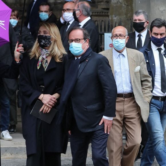 Julie Gayet et son compagnon François Hollande - Sorties des obsèques de Juliette Gréco en l'église Saint-Germain-des-Prés. Le 5 octobre 2020 © Jacovides-Moreau / Bestimage  Juliette Gréco's funeral at Saint-Germain-des-Prés church, in Paris. On October 5, 2020. 