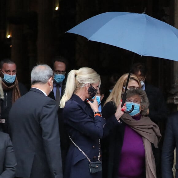 Jacqueline Franjou et François Hollande - Sorties des obsèques de Juliette Gréco en l'église Saint-Germain-des-Prés. Le 5 octobre 2020 © Jacovides-Moreau / Bestimage 