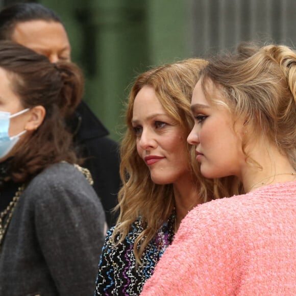Vanessa Paradis et sa fille Lily-Rose Depp - Photocall Chanel pendant la fashion week de Paris. Le 6 octobre 2020. @Jerome Domine/ABACAPRESS.COM